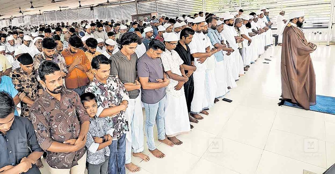 തൊടുപുഴ നൈനാരു പള്ളിയിൽ ചീഫ് ഇമാം നൗഫൽ അൽ കൗസരിയുടെ നേതൃത്വത്തിൽ നടന്ന ചെറിയ പെരുന്നാൾ നമസ്കാരം.  