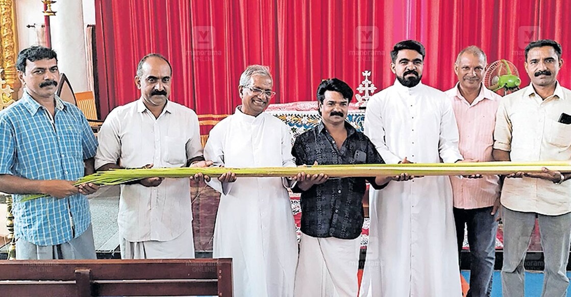 മോഹനൻ രാജാക്കാട് ക്രിസ്തുരാജ ഫെറോന പള്ളിയിൽ എത്തിച്ച കുരുത്തോലകൾ വികാരി ഫാ.മാത്യു കരോട്ടുകാെച്ചറയ്ക്കലിന്റെ നേതൃത്വത്തിൽ ഏറ്റു വാങ്ങുന്നു