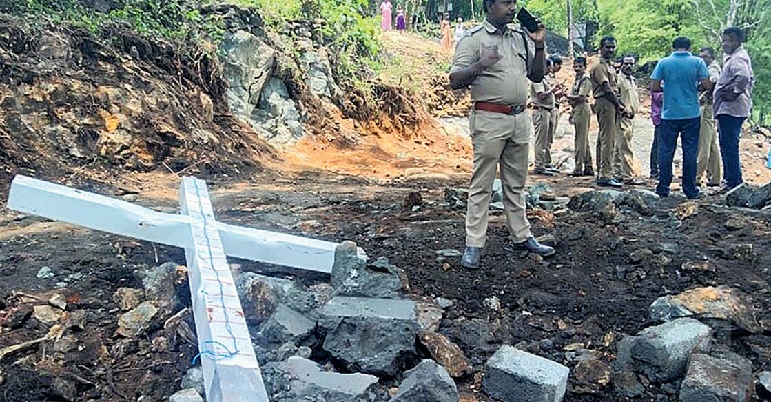 തൊമ്മൻകുത്ത് സെന്റ് തോമസ് പള്ളി നാരങ്ങാനത്തു സ്ഥാപിച്ച 
കുരിശ് വനംവകുപ്പ് ഉദ്യോഗസ്ഥർ പിഴുതു മാറ്റിയപ്പോൾ.  
