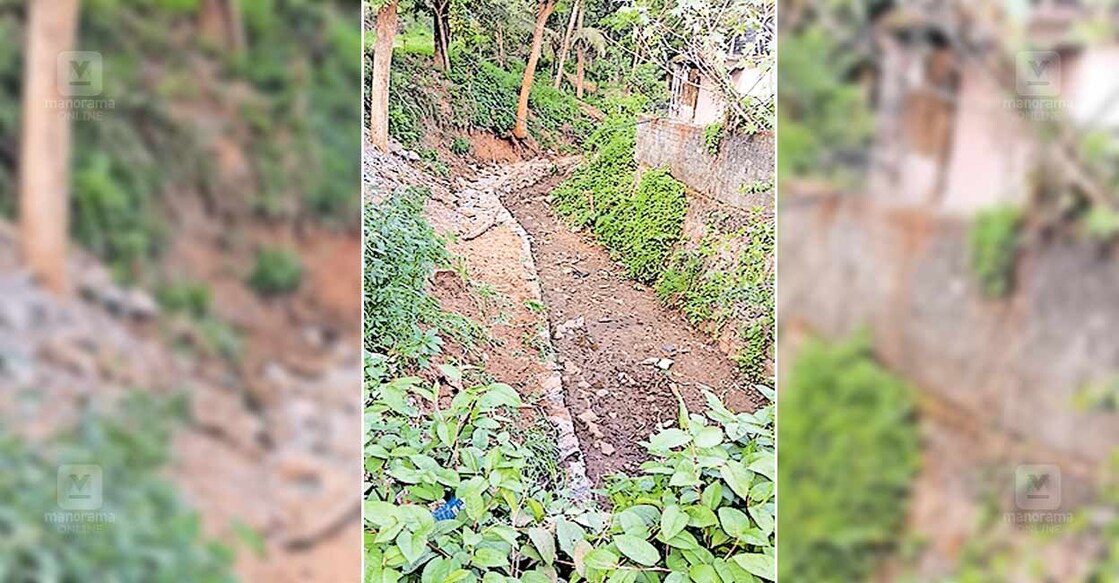 കരുണാപുരം പഞ്ചായത്ത് ഓഫിസിന്റെ മുന്നിൽ സ്റ്റോപ് മെമ്മോ നൽകിയിട്ടും നടക്കുന്ന അനധികൃത നിർമാണം.  
