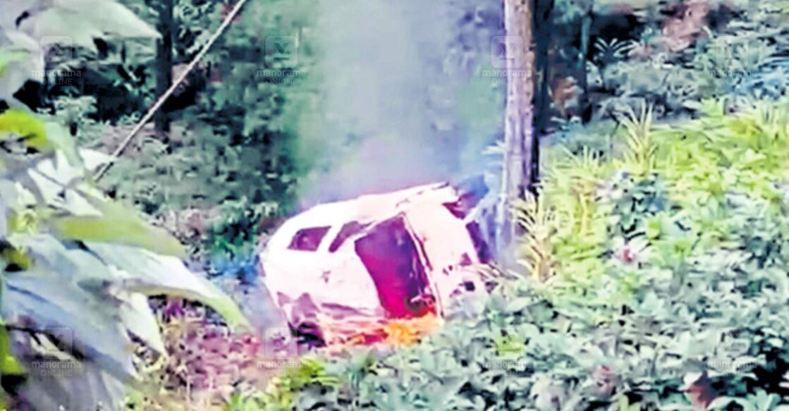 ബോഡിമെട്ടിന് സമീപം കർണാടക സ്വദേശികൾ സഞ്ചരിച്ച കാർ 
മറിഞ്ഞ് തീപിടിച്ചുണ്ടായ അപകടം.  
