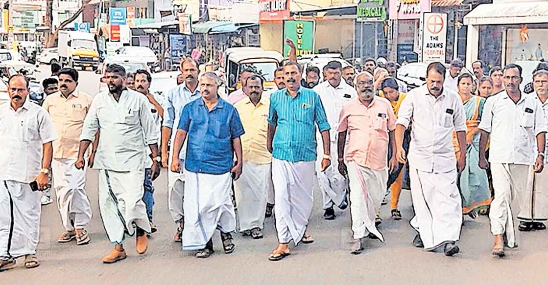 മറയൂർ – ഉദുമൽപേട്ട സംസ്ഥാനപാതയിൽ തമിഴ്നാട് അതിർത്തിയിൽ വനം വകുപ്പ് പ്രവേശന ഫീസ് ഏർപ്പെടുത്തിയതിൽ പ്രതിഷേധിച്ച് സർവകക്ഷി നേതാക്കളുടെ നേതൃത്വത്തിൽ റോഡ് ഉപരോധിക്കുന്നു.  
