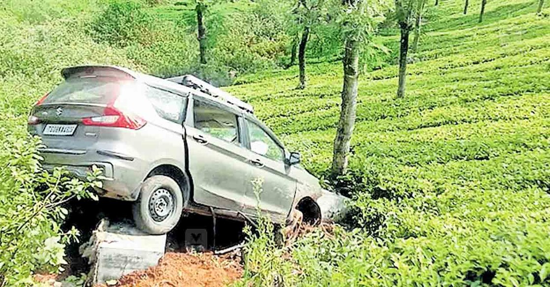 ns1-munnar-devikulam-car-accident ദേവികുളം ലാക്കാട് ഗ്യാപിന് സമീപം അപകടത്തിൽപെട്ട കാർ