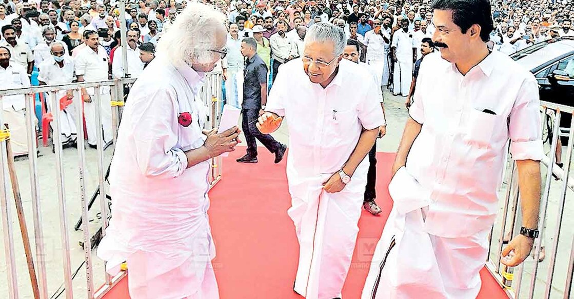രണ്ടാം പിണറായി സർക്കാരിന്റെ 4ാം വാർഷികത്തിന്റെ ജില്ലാതല ആഘോഷം ഇടുക്കി നെടുങ്കണ്ടത്ത് ഉദ്ഘാടനം ചെയ്യാനെത്തിയ മുഖ്യമന്ത്രി പിണറായി വിജയനെ മന്ത്രിമാരായ റോഷി അഗസ്റ്റിനും കടന്നപ്പള്ളി രാമചന്ദ്രനും ചേർന്നു വേദിയിലേക്കു സ്വീകരിക്കുന്നു. ചിത്രം: റെജു അർനോൾഡ് ∙ മനോരമ  
