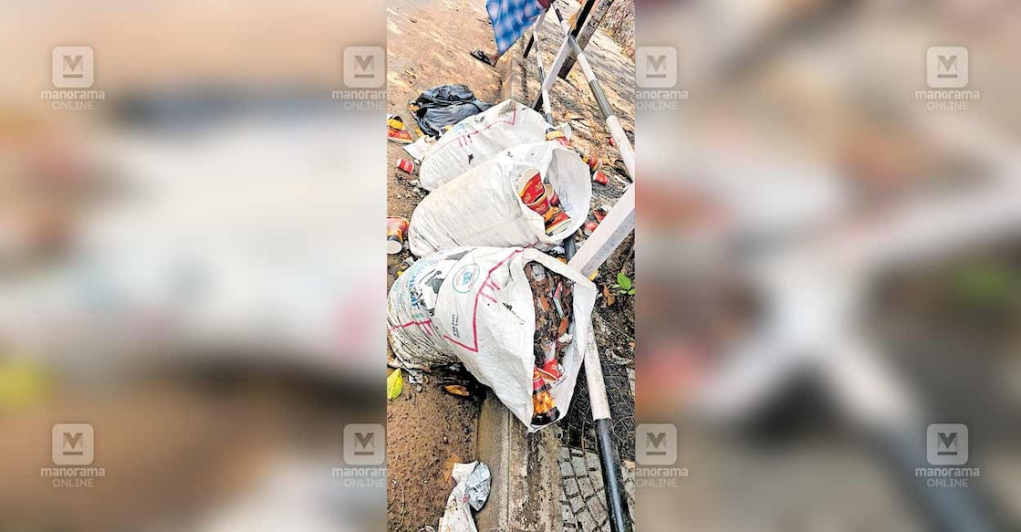 garbageissue തൊടുപുഴ ന്യൂമാൻ കോളജിനു സമീപം ബൈപാസിൽ ചാക്കുകളിൽ കെട്ടി മാലിന്യം തള്ളിയ നിലയിൽ.