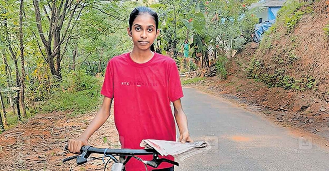 സൈക്കിളിൽ പത്രം വിതരണം ചെയ്യുന്ന അമ്മു സതീശൻ.  