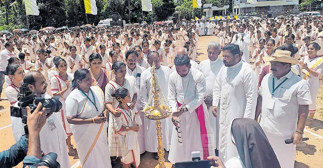 margamkali-kerala1 മെഗാ മാർഗംകളി രൂപതാ മെത്രാൻ മാർ ജോൺ നെല്ലിക്കുന്നേൽ ഉദ്ഘാടനം ചെയ്യുന്നു.
