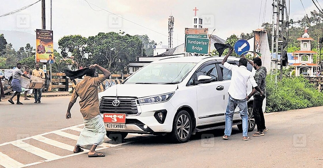 youth-congress-black-flags-demonstration വണ്ടിപ്പെരിയാർ ജംക്ഷനിൽ മന്ത്രി റോഷി അഗസ്റ്റിന്റെ വാഹനത്തിനു മുന്നിൽ ചാടി കരിങ്കൊടി കാട്ടുന്ന യൂത്ത് കോൺഗ്രസ് പ്രവർത്തകർ.