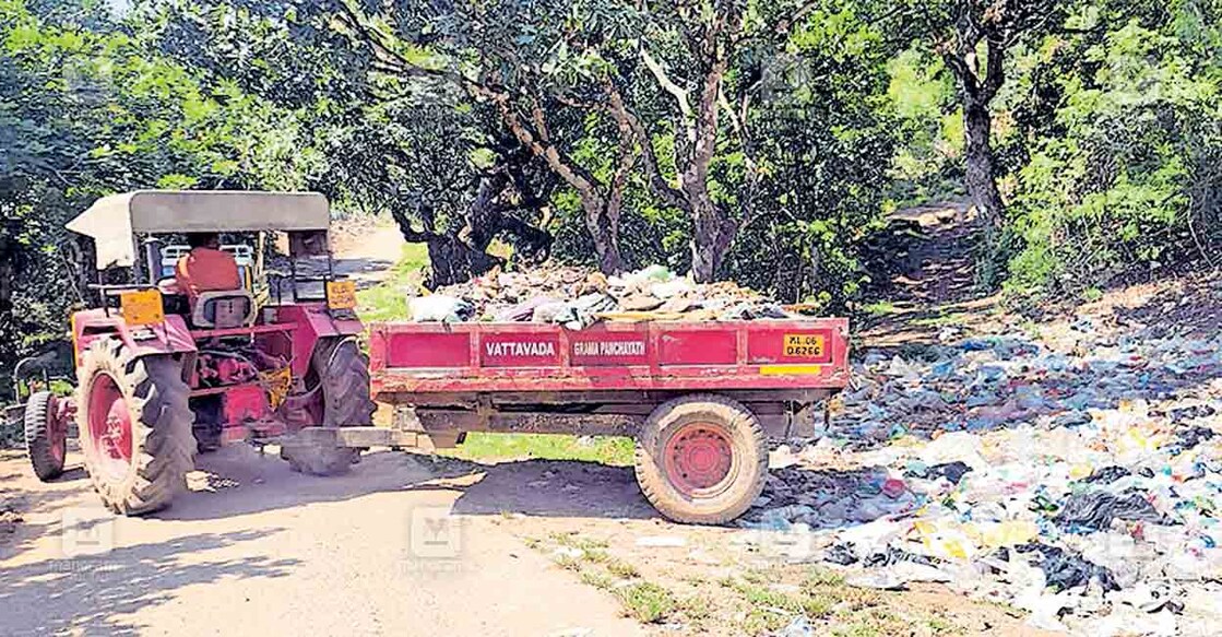 idukki-waste1 വട്ടവട പഞ്ചായത്തിൽ നിന്നു ശേഖരിച്ച മാലിന്യം വാഹനത്തിലെത്തിച്ച് ഞാവലാറിലെ കൃഷിയിടത്തിൽ തള്ളുന്നു.