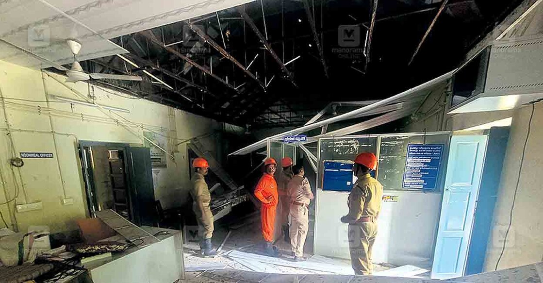 idukki-arakulam-sub-district-education-department-office-ceiling-collapsed-rescue-operations അറക്കുളം ഉപജില്ലാ വിദ്യാഭ്യാസ വകുപ്പ് ഓഫിസിലെ സീലിങ് തകർന്നുവീണതിനെ തുടർന്ന് അഗ്നിരക്ഷാ സേനയുടെ നേതൃത്വത്തിൽ രക്ഷാപ്രവർത്തനം നടത്തുന്നു.