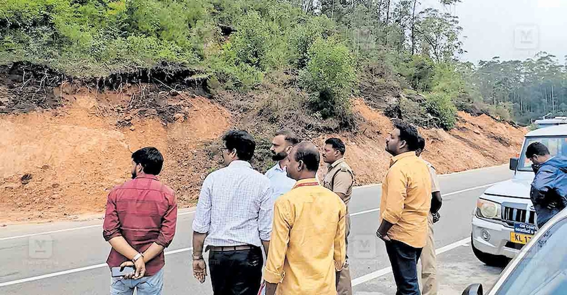 idukki-officials-inspect-landslide-site-devikulam ദേവികുളം ഇറച്ചിൽ പാറയിൽ മണ്ണിടിഞ്ഞു വീണ സ്ഥലത്ത് ഉദ്യോഗസ്ഥർ പരിശോധന നടത്തുന്നു.