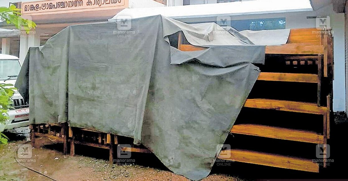 mankulam-bed ഒന്നര മാസം മുൻപ് മാങ്കുളം പഞ്ചായത്തിൽ വിതരണത്തിനായി എത്തിച്ച കട്ടിലുകൾ