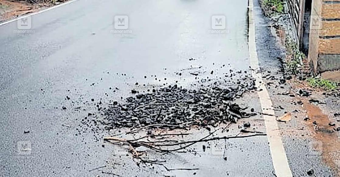 അടുത്ത നാളിൽ ടാർ ചെയ്ത് ഗതാഗതയോഗ്യമാക്കിയ കാരിക്കോട്–
തെക്കുംഭാഗം റോഡിൽ കീരികോട് പൈപ്പ് പൊട്ടിയ ഭാഗത്ത് മണ്ണും കല്ലും കൂട്ടിയിട്ടിരിക്കുന്നു  
