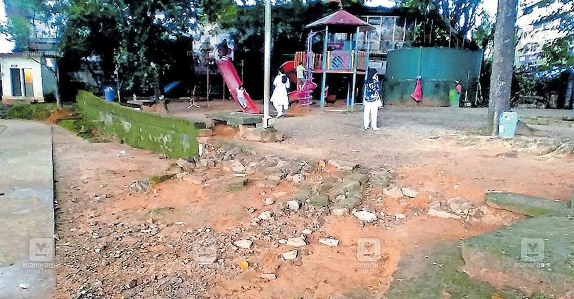 thodupuzha-muncipal-park തൊടുപുഴ മുനിസിപ്പൽ പാർക്കിൽ കുട്ടികളുടെ കളിയുപകരണങ്ങൾ സ്ഥാപിച്ചിരിക്കുന്ന ഭാഗത്തേക്ക്
പ്രവേശിക്കുന്ന നടപ്പാത തകർന്നുകിടക്കുന്നു.
