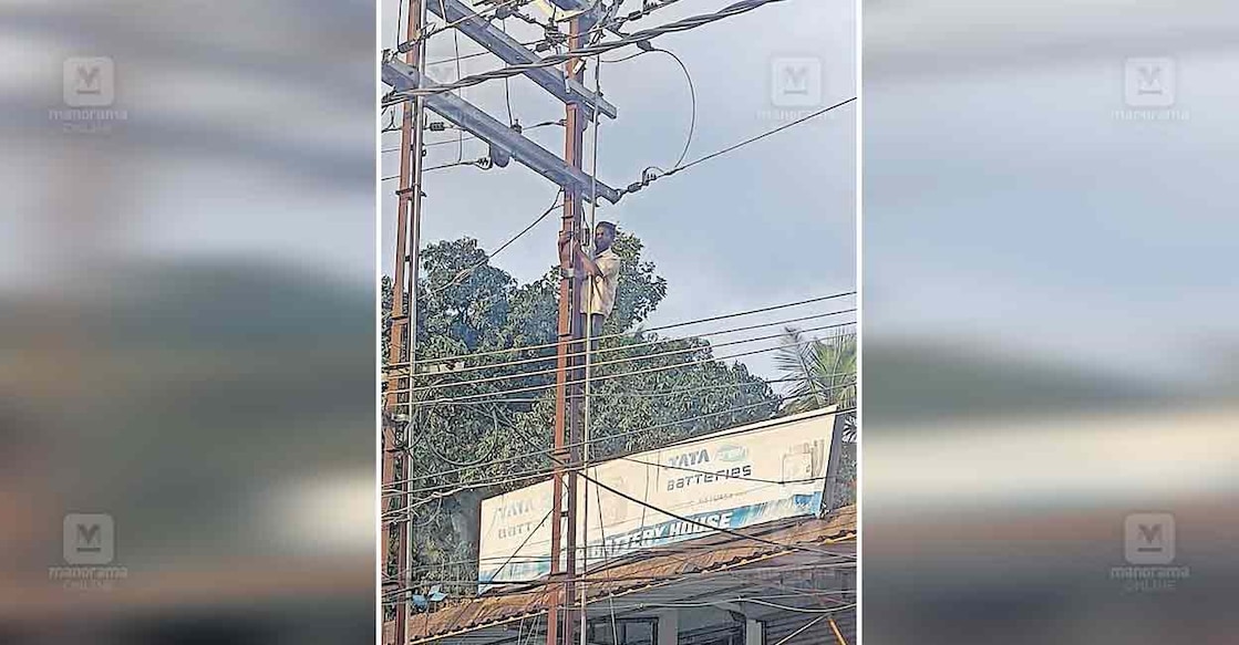 adimaly-suicide-attemed അടിമാലി പൊലീസ് സ്റ്റേഷന് സമീപമുള്ള വൈദ്യുത
പോസ്റ്റിൽ കയറി യുവാവ് ആത്മഹത്യാഭീഷണി മുഴക്കിയപ്പോൾ.