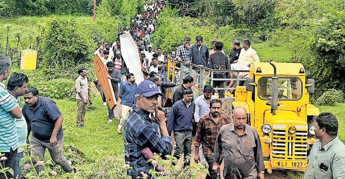 തമിഴ്നാട്ടിൽ തിരുപ്പൂരിനു സമീപം വാഹനാപകടത്തിൽ മരിച്ചവരുടെ 
മൃതദേഹങ്ങൾ സംസ്കാരത്തിനായി കൊണ്ടുപോകുന്നു.  