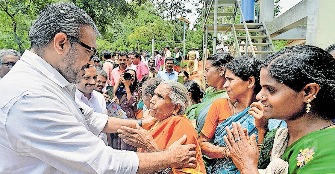 idukki-tribal-panchayath-inauguration ഇടമലക്കുടി പഞ്ചായത്തിന്റെ നവീകരിച്ച ഓഫിസ് മന്ദിരം ഉദ്ഘാടനം ചെയ്യാനെത്തിയ മന്ത്രി എം.ബി.രാജേഷ് ഊര് നിവാസികളുമായി സൗഹൃദ സംഭാഷണത്തിൽ. ഡീൻ കുര്യാക്കോസ് എംപി സമീപം.
ചിത്രം: റെജു അർനോൾഡ്∙ മനോരമ