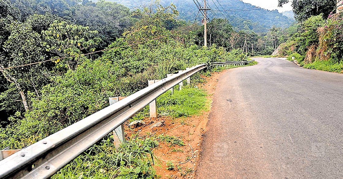 kerala-hill-highway-construction-update കമ്പംമെട്ട് - വണ്ണപ്പുറം മലയോര ഹൈവേയുടെ ആദ്യ റീച്ചിന്റെ ഭാഗമായ ചെമ്പളത്ത് മണ്ണിൽ
സ്ഥാപിച്ചിരിക്കുന്ന ക്രാഷ് ബാരിയറുകൾ.
