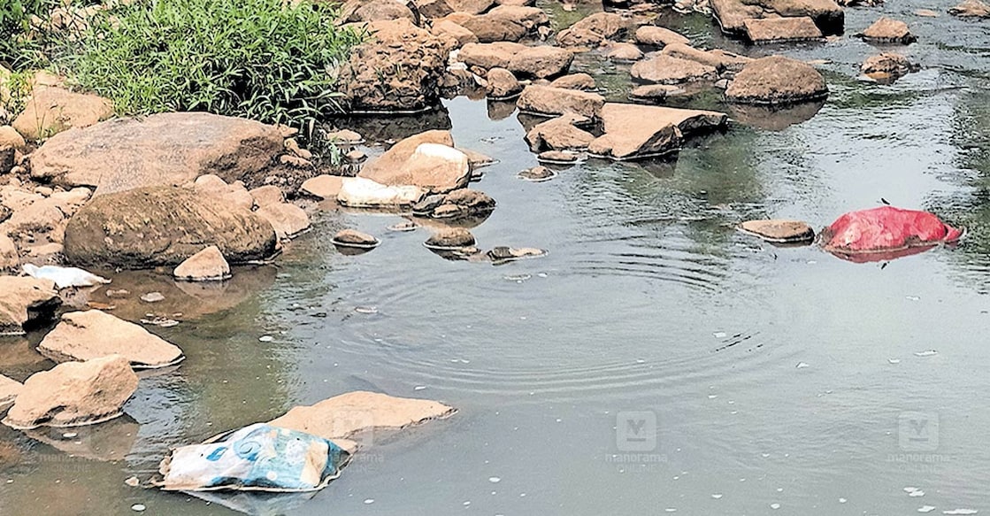 marayoor-river-pollution പാമ്പാറിന്റെ കൈവഴിയായ കൂടവയൽ ആറിൽ ചാക്കിൽ കെട്ടി
തള്ളിയിരിക്കുന്ന മാലിന്യങ്ങൾ.