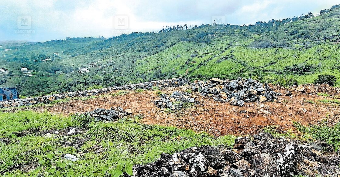 parunthumpara-land-encroachment-investigation പരുന്തുംപാറ കയ്യേറ്റ ഭൂമിയിൽ പാറ പൊട്ടിച്ച് കൂട്ടിയിരിക്കുന്നു.