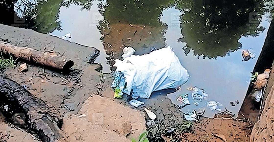 kallar-river-pollution-nedumkandam കഴിഞ്ഞദിവസം ചാക്കിൽ കെട്ടിയ നിലയിൽ കല്ലാർ പുഴയിൽ തള്ളിയ മാലിന്യം.