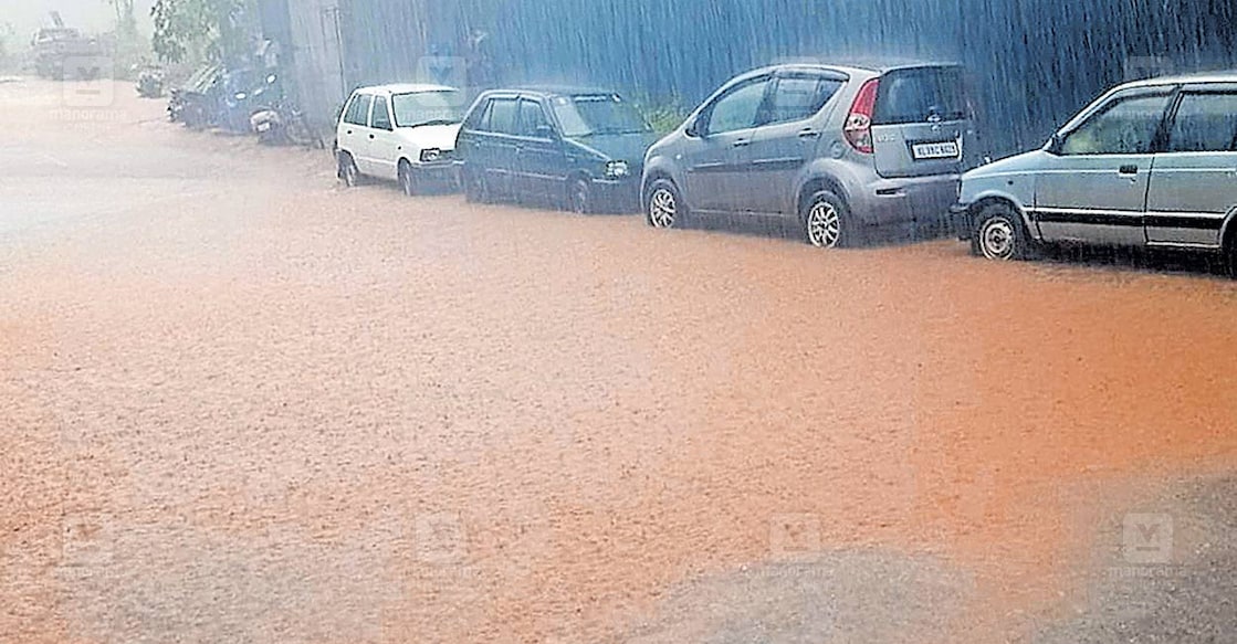 ബുധനാഴ്ച വൈകുന്നേരമുണ്ടായ മഴയിൽ കുഞ്ചിത്തണ്ണി ടൗണിലെ പ്രധാന റോഡിൽ വെള്ളം നിറഞ്ഞ 
അവസ്ഥയിൽ.  