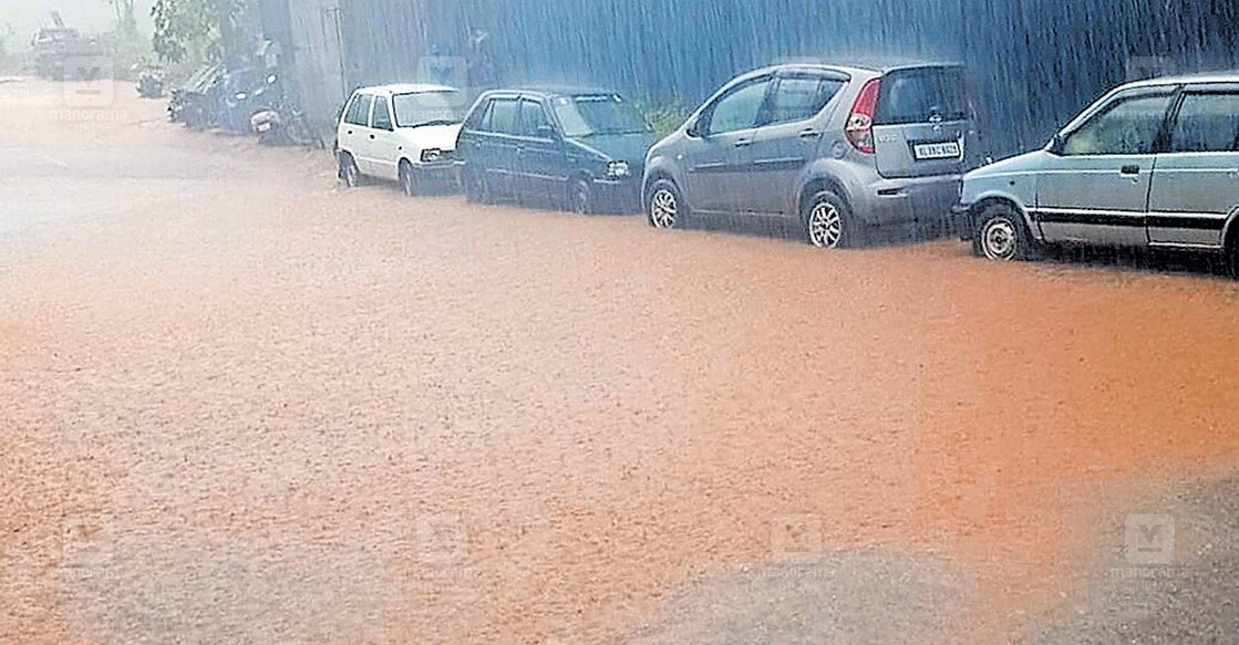 kunchithanny-heavy-rain-flooding ബുധനാഴ്ച വൈകുന്നേരമുണ്ടായ മഴയിൽ കുഞ്ചിത്തണ്ണി ടൗണിലെ പ്രധാന റോഡിൽ വെള്ളം നിറഞ്ഞ
അവസ്ഥയിൽ.
