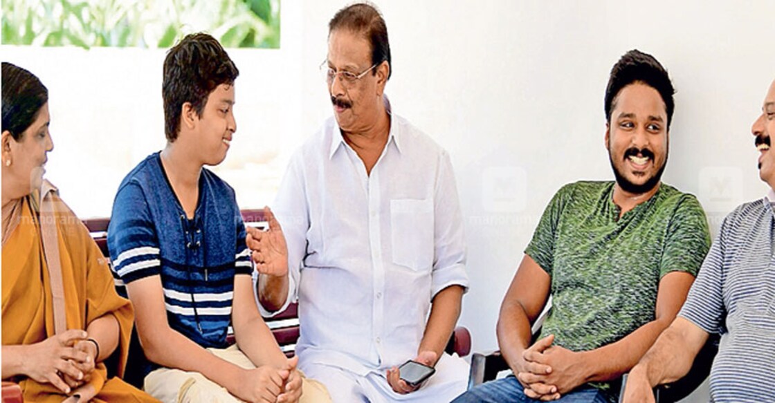 കെ.സുധാകരൻ എംപി കുടുംബത്തോടൊപ്പം. ചിത്രം: മനോരമ കെ.സുധാകരൻ എംപി കുടുംബത്തോടൊപ്പം. ചിത്രം: മനോരമ
