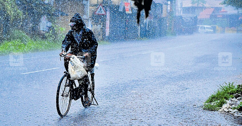 മഴയാത്ര... കാലവർഷം കനത്ത ഇന്നലെ കണ്ണൂർ പള്ളിക്കുളത്തു നിന്നുള്ള ദൃശ്യം. ചിത്രം: മനോരമ മഴയാത്ര... കാലവർഷം കനത്ത ഇന്നലെ കണ്ണൂർ പള്ളിക്കുളത്തു നിന്നുള്ള ദൃശ്യം. ചിത്രം: മനോരമ