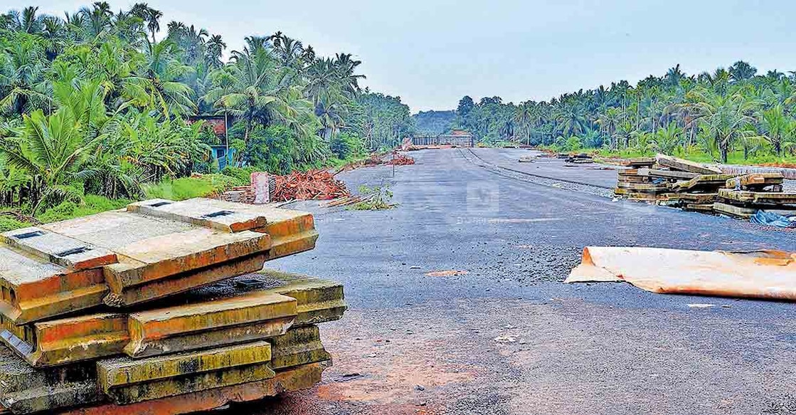 നിർമാണം പുരോഗമിക്കുന്ന തലശ്ശേരി – മാഹി ബൈപാസ്. നിർമാണം പുരോഗമിക്കുന്ന തലശ്ശേരി – മാഹി ബൈപാസ്.
