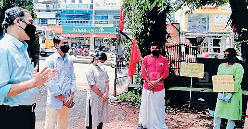 റിസോഴ്സ് അധ്യാപകരെ സ്ഥിരപ്പെടുത്തണമെന്നാവശ്യപ്പെട്ട് കേരള റിസോഴ്സ് ടീച്ചേഴ്സ് അസോസിയേഷൻ (കെആർടിഎ) സമഗ്ര ശിക്ഷ കണ്ണൂർ ജില്ല പ്രോജക്ട് ഓഫിസിനു മുന്നിൽ നടത്തിയ ധർണ. റിസോഴ്സ് അധ്യാപകരെ സ്ഥിരപ്പെടുത്തണമെന്നാവശ്യപ്പെട്ട് കേരള റിസോഴ്സ് ടീച്ചേഴ്സ് അസോസിയേഷൻ (കെആർടിഎ) സമഗ്ര ശിക്ഷ കണ്ണൂർ ജില്ല പ്രോജക്ട് ഓഫിസിനു മുന്നിൽ നടത്തിയ ധർണ.