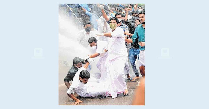 മന്ത്രി കെ.ടി.ജലീൽ രാജിവയ്ക്കണമെന്നാവശ്യപ്പെട്ട് കെഎസ്യു ജില്ലാ കമ്മിറ്റി നടത്തിയ കലക്ടറേറ്റ് മാർച്ചിനു നേരെ പൊലീസ് ജലപീരങ്കി പ്രയോഗിച്ചപ്പോൾ. ചിത്രം:മനോരമ മന്ത്രി കെ.ടി.ജലീൽ രാജിവയ്ക്കണമെന്നാവശ്യപ്പെട്ട് കെഎസ്യു ജില്ലാ കമ്മിറ്റി നടത്തിയ കലക്ടറേറ്റ് മാർച്ചിനു നേരെ പൊലീസ് ജലപീരങ്കി പ്രയോഗിച്ചപ്പോൾ. ചിത്രം:മനോരമ