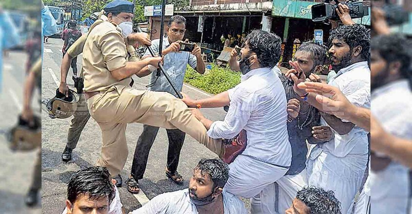 മന്ത്രി ഇ.പി.ജയരാജന്റെ പാപ്പിനിശ്ശേരി അരോളിയിലെ വസതിയിലേക്കു മാർച്ച് നടത്തിയ യുവമോർച്ച പ്രവർത്തകരിലൊരാളുടെ വയറ്റിൽ തൊഴിക്കുന്ന കണ്ണൂർ ഡിവൈഎസ്പി പി.പി.സദാനന്ദൻ. മന്ത്രി ഇ.പി.ജയരാജന്റെ പാപ്പിനിശ്ശേരി അരോളിയിലെ വസതിയിലേക്കു മാർച്ച് നടത്തിയ യുവമോർച്ച പ്രവർത്തകരിലൊരാളുടെ വയറ്റിൽ തൊഴിക്കുന്ന കണ്ണൂർ ഡിവൈഎസ്പി പി.പി.സദാനന്ദൻ.