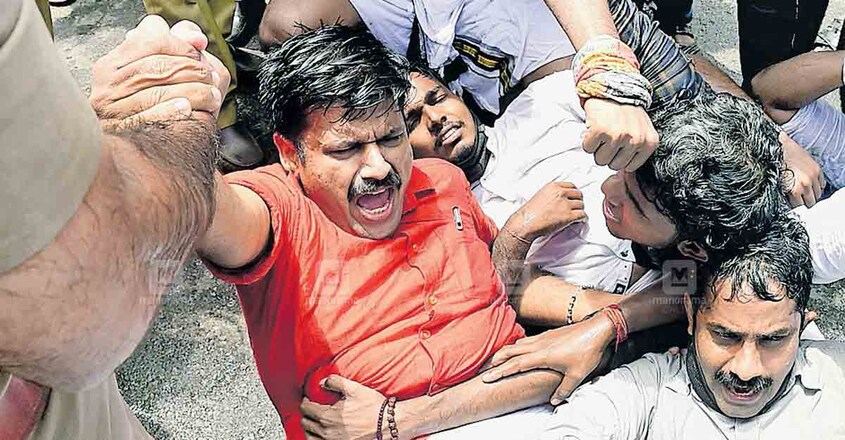 മന്ത്രി ഇ.പി.ജയരാജന്റെ പാപ്പിനിശ്ശേരി അരോളിയിലെ വസതിയിലേക്കു യുവമോർച്ച പ്രവർത്തകർ നടത്തിയ മാർച്ച് ഉദ്ഘാടനം ചെയ്ത ശേഷം പ്രവർത്തകർക്കൊപ്പം റോഡിൽ കുത്തിയിരുന്ന് പ്രതിഷേധിച്ച ബിജെപി വക്താവ് സന്ദീപ് വാരിയരെ പൊലീസ് അറസ്റ്റ് ചെയ്ത് നീക്കുന്നു. ചിത്രം: മനോരമ മന്ത്രി ഇ.പി.ജയരാജന്റെ പാപ്പിനിശ്ശേരി അരോളിയിലെ വസതിയിലേക്കു യുവമോർച്ച പ്രവർത്തകർ നടത്തിയ മാർച്ച് ഉദ്ഘാടനം ചെയ്ത ശേഷം പ്രവർത്തകർക്കൊപ്പം റോഡിൽ കുത്തിയിരുന്ന് പ്രതിഷേധിച്ച ബിജെപി വക്താവ് സന്ദീപ് വാരിയരെ പൊലീസ് അറസ്റ്റ് ചെയ്ത് നീക്കുന്നു. ചിത്രം: മനോരമ