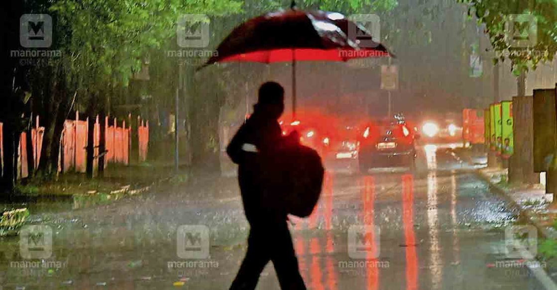 kannur-red-alert കനത്ത മഴ തുടരുന്ന കണ്ണൂർ നഗരത്തിലെ രാത്രിമഴ കാഴ്ച.
