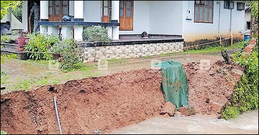 മുതിയങ്ങ ചെറിയപാലംതോടിന്റെ അരികുഭിത്തി തകർന്നതോടെ അപകട ഭീഷണി നേരിടുന്ന മഠത്തിൽ പവിത്രന്റെ വീട്. ചെങ്കല്ല് കൊണ്ട് കെട്ടിപ്പൊക്കിയ ഭിത്തി കഴിഞ്ഞ ദിവസം രാവിലെയാണ് കനത്ത മഴയിൽ തകർന്നത്. വീടുമായി ഒന്നര മീറ്റർ മാത്രം അകലമുള്ള തോടിന്റെ 10 മീറ്ററിലധികം ഭാഗത്തെ ഭിത്തി തകർന്നിട്ടുണ്ട്. മുതിയങ്ങ ചെറിയപാലംതോടിന്റെ അരികുഭിത്തി തകർന്നതോടെ അപകട ഭീഷണി നേരിടുന്ന മഠത്തിൽ പവിത്രന്റെ വീട്. ചെങ്കല്ല് കൊണ്ട് കെട്ടിപ്പൊക്കിയ ഭിത്തി കഴിഞ്ഞ ദിവസം രാവിലെയാണ് കനത്ത മഴയിൽ തകർന്നത്. വീടുമായി ഒന്നര മീറ്റർ മാത്രം അകലമുള്ള തോടിന്റെ 10 മീറ്ററിലധികം ഭാഗത്തെ ഭിത്തി തകർന്നിട്ടുണ്ട്.