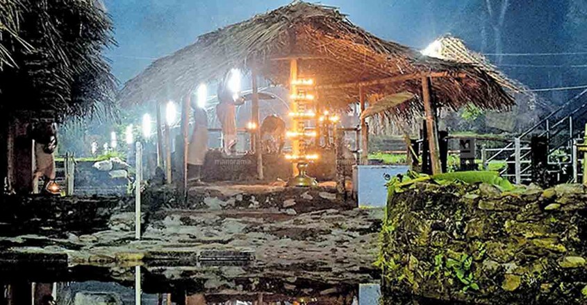 കൊട്ടിയൂർ വൈശാഖ ഉത്സവത്തിൽ രോഹിണി നാളിലെ ദീപാരാധന വേള. കൊട്ടിയൂർ വൈശാഖ ഉത്സവത്തിൽ രോഹിണി നാളിലെ ദീപാരാധന വേള.