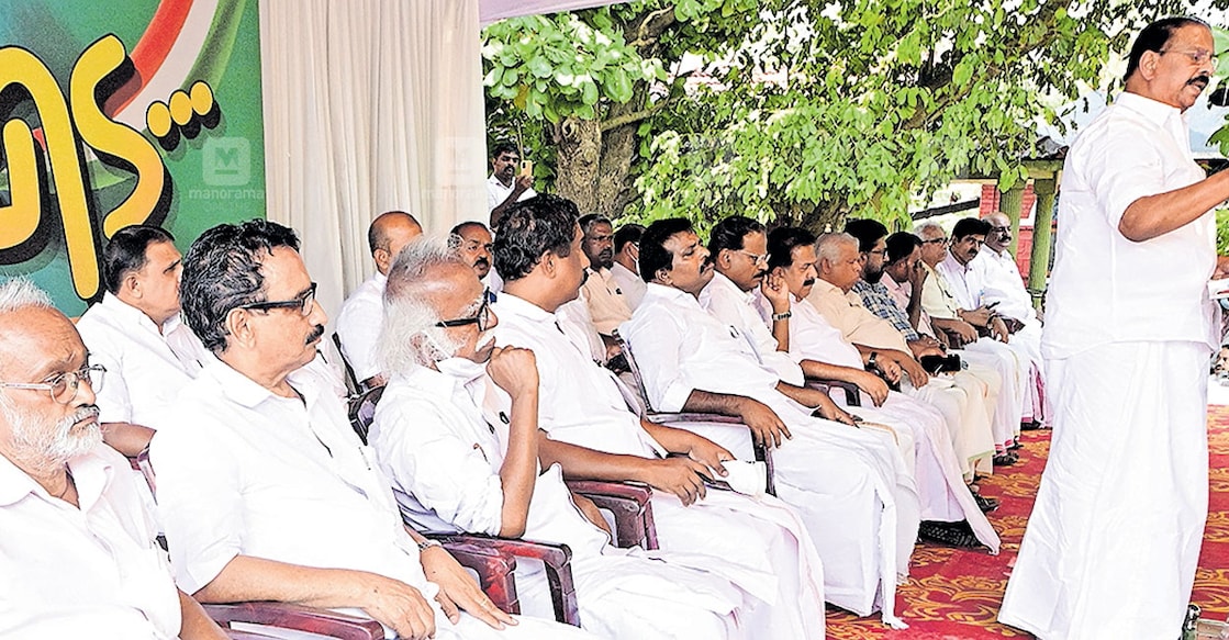 കോൺഗ്രസ് നേതാവ് സതീശൻ പാച്ചേനിയുടെ സംസ്കാര ചടങ്ങുകൾക്കു ശേഷം കണ്ണൂർ പയ്യാമ്പലത്തു നടന്ന സർവകക്ഷി അനുശോചന യോഗത്തിൽ കെപിസിസി പ്രസിഡന്റ് കെ.സുധാകരൻ പ്രസംഗിക്കുന്നു. കെ.രഞ്ജിത്ത്, വി.വി.ചന്ദ്രൻ, കെ.പി.മോഹനൻ എംഎൽഎ, രാമചന്ദ്രൻ കടന്നപ്പള്ളി എംഎൽഎ, മാർട്ടിൻ ജോർജ്, കൊടിക്കുന്നിൽ സുരേഷ് എംപി, അബ്ദുറഹിമാൻ രണ്ടത്താണി, രമേശ് ചെന്നിത്തല എംഎൽഎ, എം.വി.ജയരാജൻ, സി.പി.സന്തോഷ് കുമാർ, സി.എ.അജീർ, അബ്ദുൽ കരീം ചേലേരി, എം.പി.മുരളി, സജ്ജീവ് മാറോളി തുടങ്ങിയവർ സമീപം. ചിത്രം: മനോരമ കോൺഗ്രസ് നേതാവ് സതീശൻ പാച്ചേനിയുടെ സംസ്കാര ചടങ്ങുകൾക്കു ശേഷം കണ്ണൂർ പയ്യാമ്പലത്തു നടന്ന സർവകക്ഷി അനുശോചന യോഗത്തിൽ കെപിസിസി പ്രസിഡന്റ് കെ.സുധാകരൻ പ്രസംഗിക്കുന്നു. കെ.രഞ്ജിത്ത്, വി.വി.ചന്ദ്രൻ, കെ.പി.മോഹനൻ എംഎൽഎ, രാമചന്ദ്രൻ കടന്നപ്പള്ളി എംഎൽഎ, മാർട്ടിൻ ജോർജ്, കൊടിക്കുന്നിൽ സുരേഷ് എംപി, അബ്ദുറഹിമാൻ രണ്ടത്താണി, രമേശ് ചെന്നിത്തല എംഎൽഎ, എം.വി.ജയരാജൻ, സി.പി.സന്തോഷ് കുമാർ, സി.എ.അജീർ, അബ്ദുൽ കരീം ചേലേരി, എം.പി.മുരളി, സജ്ജീവ് മാറോളി തുടങ്ങിയവർ സമീപം. ചിത്രം: മനോരമ