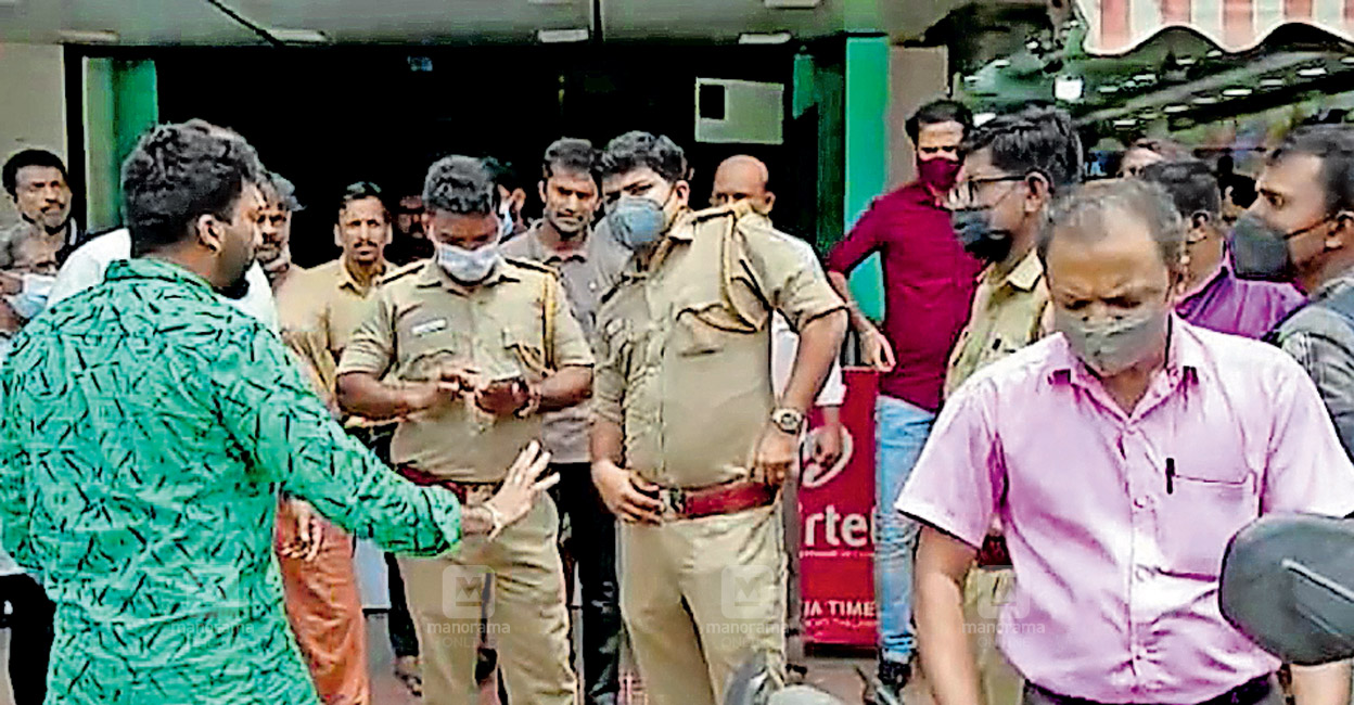 150 വാഹനങ്ങൾക്കെതിരെ കേസ്; നടപടി ചോദ്യംചെയ്ത 3 പേർ അറസ്റ്റിൽ Kerala