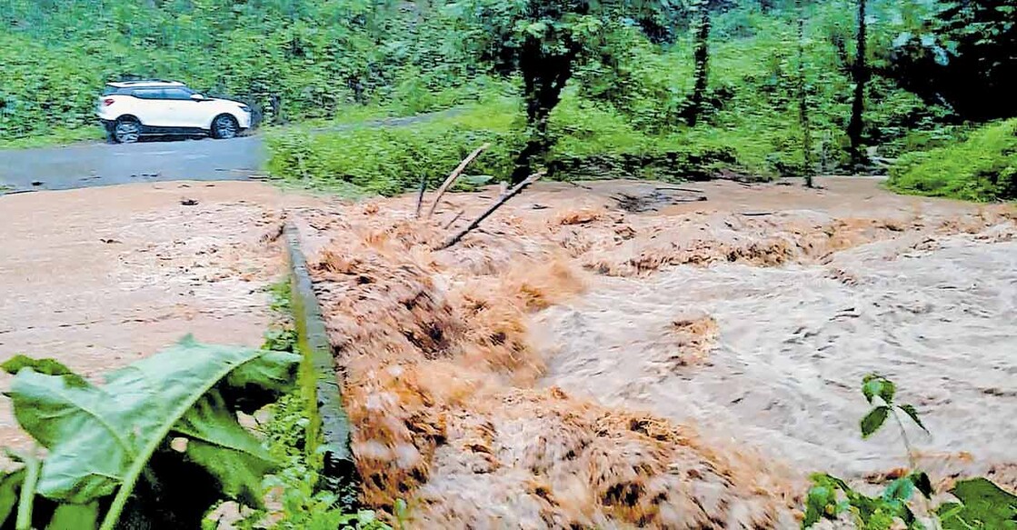 kannur-rain-havoc പൂളക്കുറ്റി തുടിയാട് റോഡിലെ പാലത്തിന് മുകളിൽ വെള്ളം കയറിയപ്പോൾ.