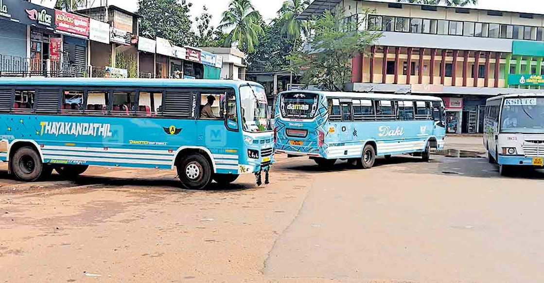 സ്വകാര്യ ബസുടമകളുടെ പണിമുടക്കിനിടെ കാസർകോട് ജില്ലയിൽ നിന്നു ചെറുപുഴയിലെത്തിയ  രണ്ടു സ്വകാര്യബസുകൾ ബസുടമകളുടെ അഭ്യർഥനയെ തുടർന്നു തിരിച്ചുപോകുന്നു. 