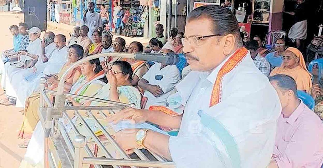 kannur-dharna--liquor-prohibition-committee പിലാത്തറയിൽ തുടങ്ങിയ മദ്യ വിൽപന ശാലയ്ക്ക് എതിരെ മദ്യ നിരോധന സമിതി നടത്തിയ ധർണ സംസ്ഥാന പ്രസിഡന്റ് പ്രഫ.ടി.എം. രവീന്ദ്രൻ ഉദ്ഘാടനം ചെയ്യുന്നു.