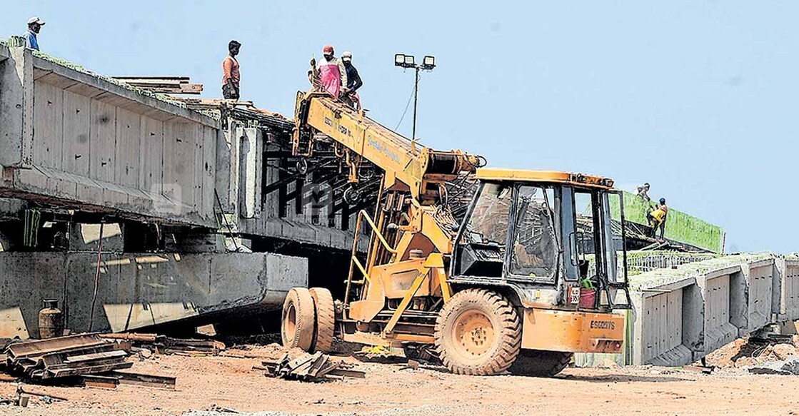 kannur-bypass
മുഴപ്പിലങ്ങാട്–മാഹി ബൈപാസിൽ ബാലം പാലത്തിലെ ഗർഡറുകൾക്ക് മുകളിലുള്ള പ്രധാന സ്ലാബ് സ്ഥാപിക്കൽ പ്രവൃത്തി പുരോഗമിക്കുന്നു. ചിത്രം: മനോരമ