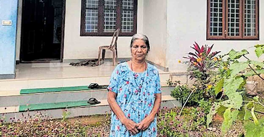 കുറ്റിയാനിക്കൽ എൽസമ്മ കച്ചേരിക്കടവിന് സമീപം 
സുമനസ്സുകൾ വച്ചു നൽകിയ വീട്ടിൽ. 