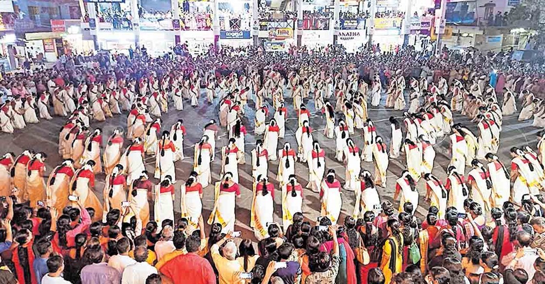 നവകേരള സദസ്സിന്റെ പ്രചാരണത്തിനു മട്ടന്നൂരിൽ നടത്തിയ മെഗാ തിരുവാതിര.  


