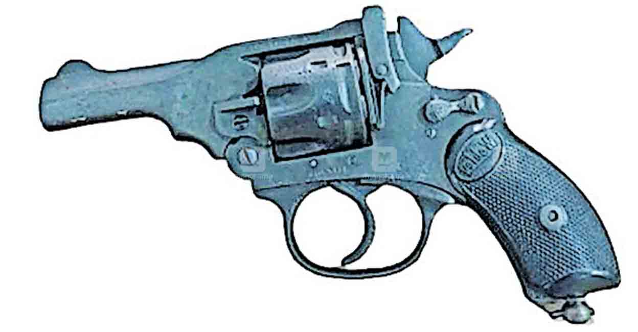 വീട്ടിൽ ആരൊക്കെ? ഉമ്മന്റെ കയ്യിൽ തോക്ക് എങ്ങനെ? പൊലീസിനൊപ്പം