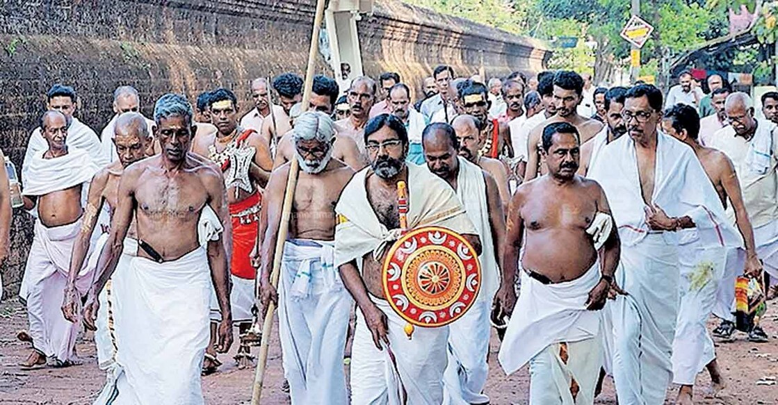 പയ്യന്നൂർ കാപ്പാട്ട് കഴകത്തിൽ പെരുങ്കളിയാട്ടത്തിന്റെ വരവ് അറിയിച്ച് തുടങ്ങിയ നാട്ടെഴുന്നള്ളത്ത്.  