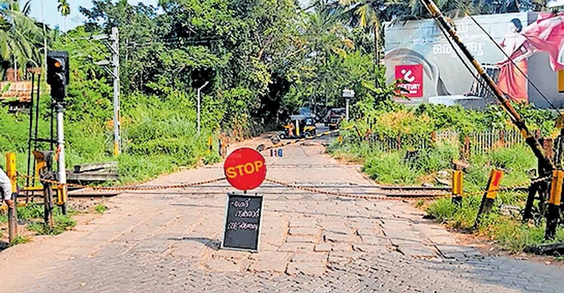 നിയന്ത്രണം വിട്ട സ്വകാര്യ ബസ് ഇടിച്ചു തകർന്ന കൊടുവള്ളി റെയിൽവേ ഗേറ്റ്  