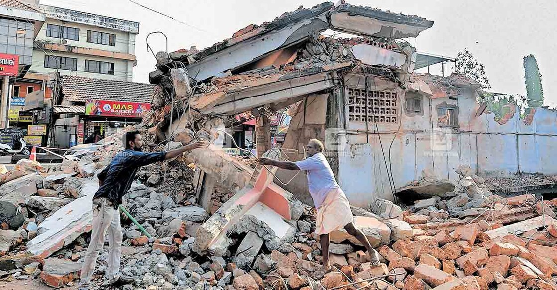 kannur-building-demolition