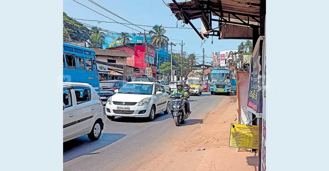 മേലെചൊവ്വ – മട്ടന്നൂർ റോഡിൽ മേൽക്കൂര തകർന്നുകിടക്കുന്ന ബസ് കാത്തിരിപ്പ് കേന്ദ്രം. ഷെൽട്ടറിൽ പരസ്യ ബോർ‌ഡുകൾ സ്ഥാനം 
പിടിച്ചതും കാണാം.  